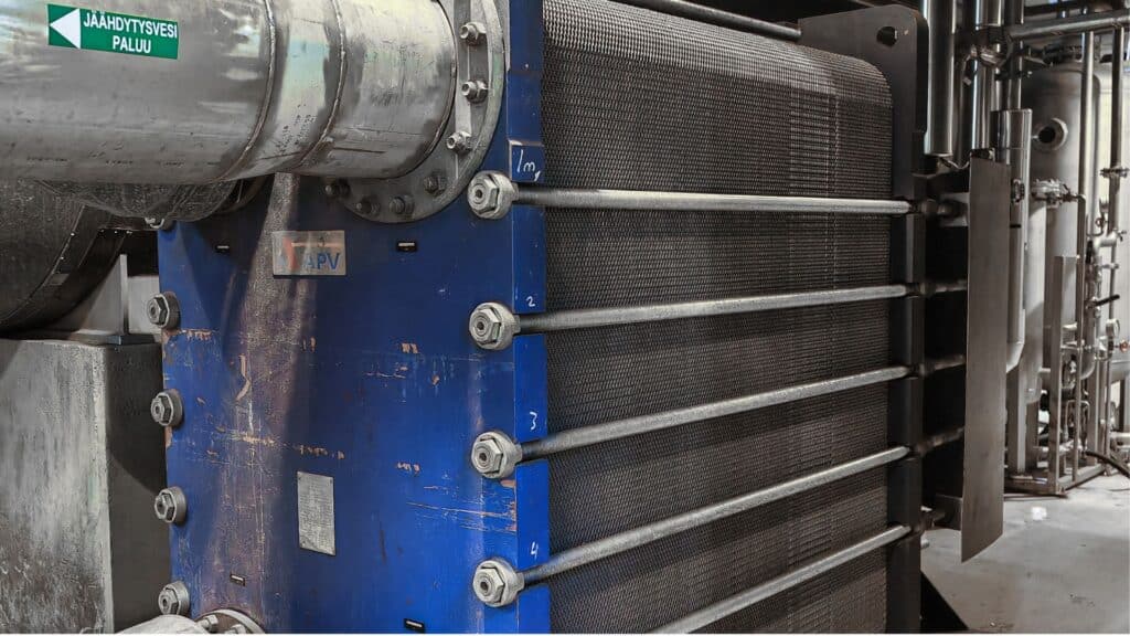 Heat exchanger cleaning with chemical circulation cleaning for industrial energy efficiency